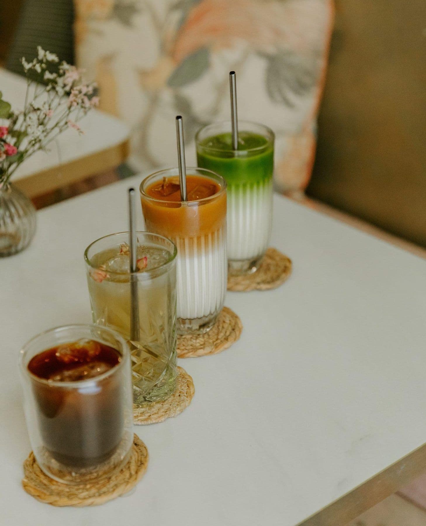 Matcha latte glacé, cold brew et limonade maison posés sur une table de Nina Café