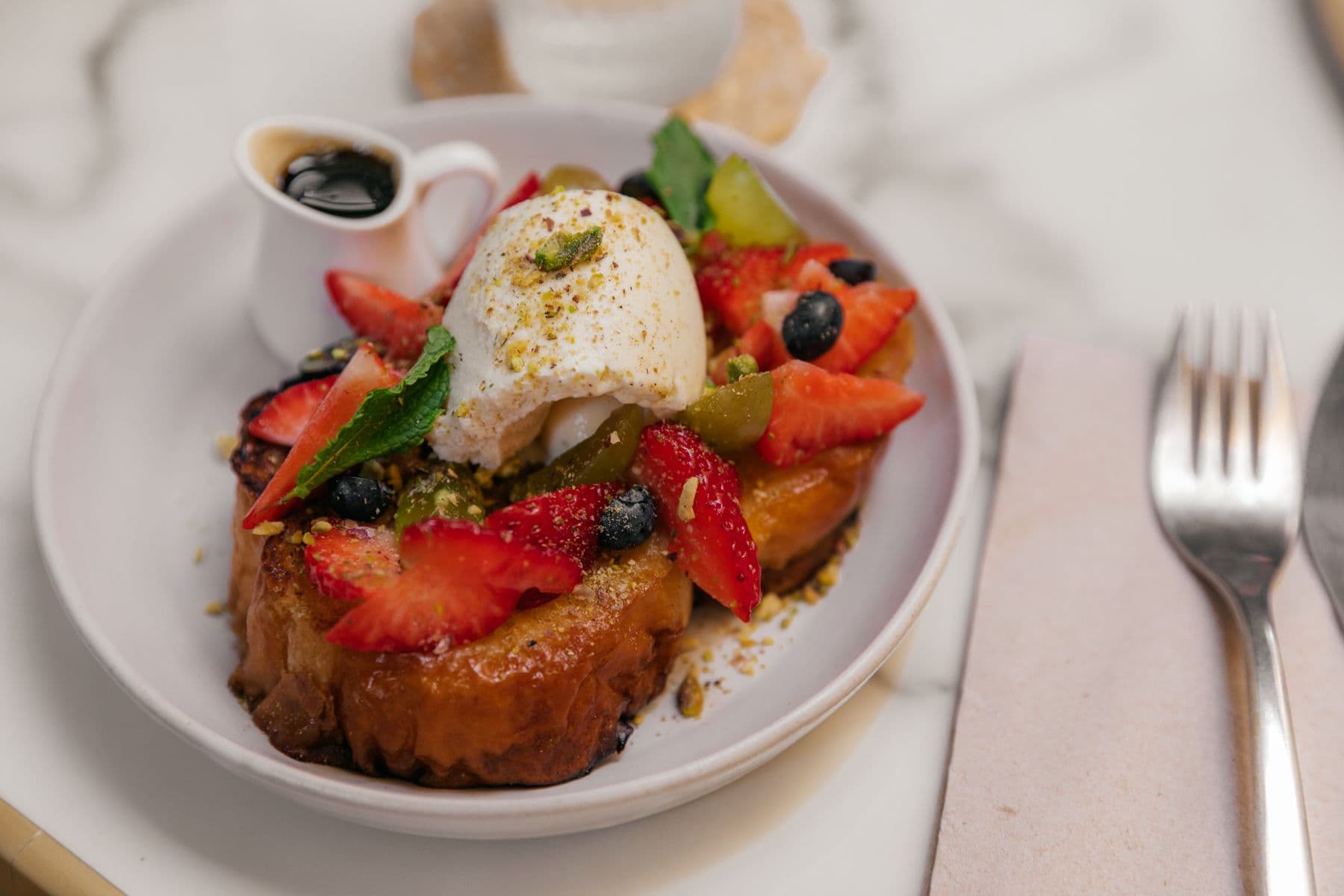 Brioche perdue surmontée de burrata sucrée, fraises et myrtilles