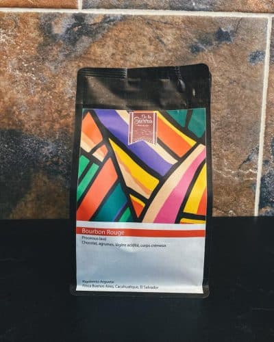 Paquet de café Bourbon Rouge de De la Sierra, illustration colorée sur fond noir