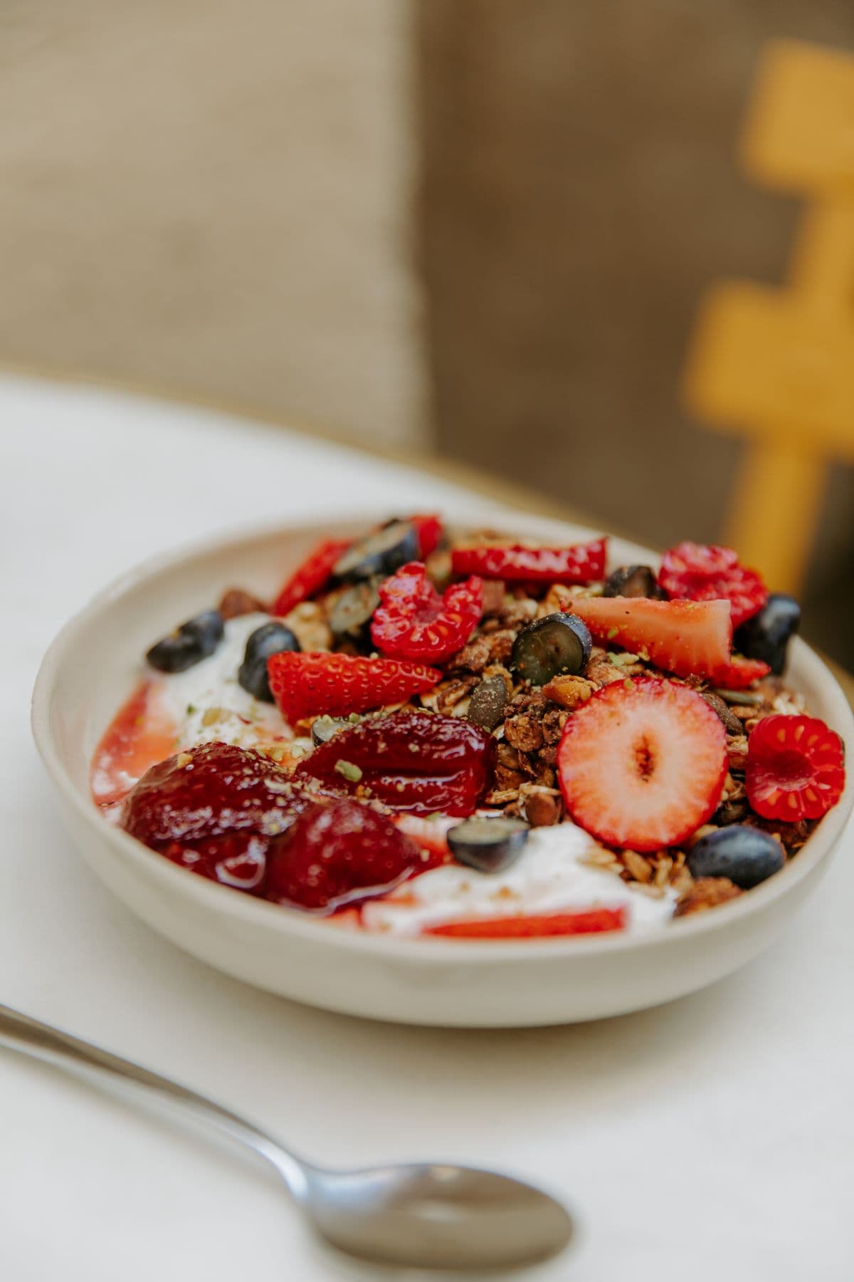 Bol de granola maison au fromage blanc et fruits rouges