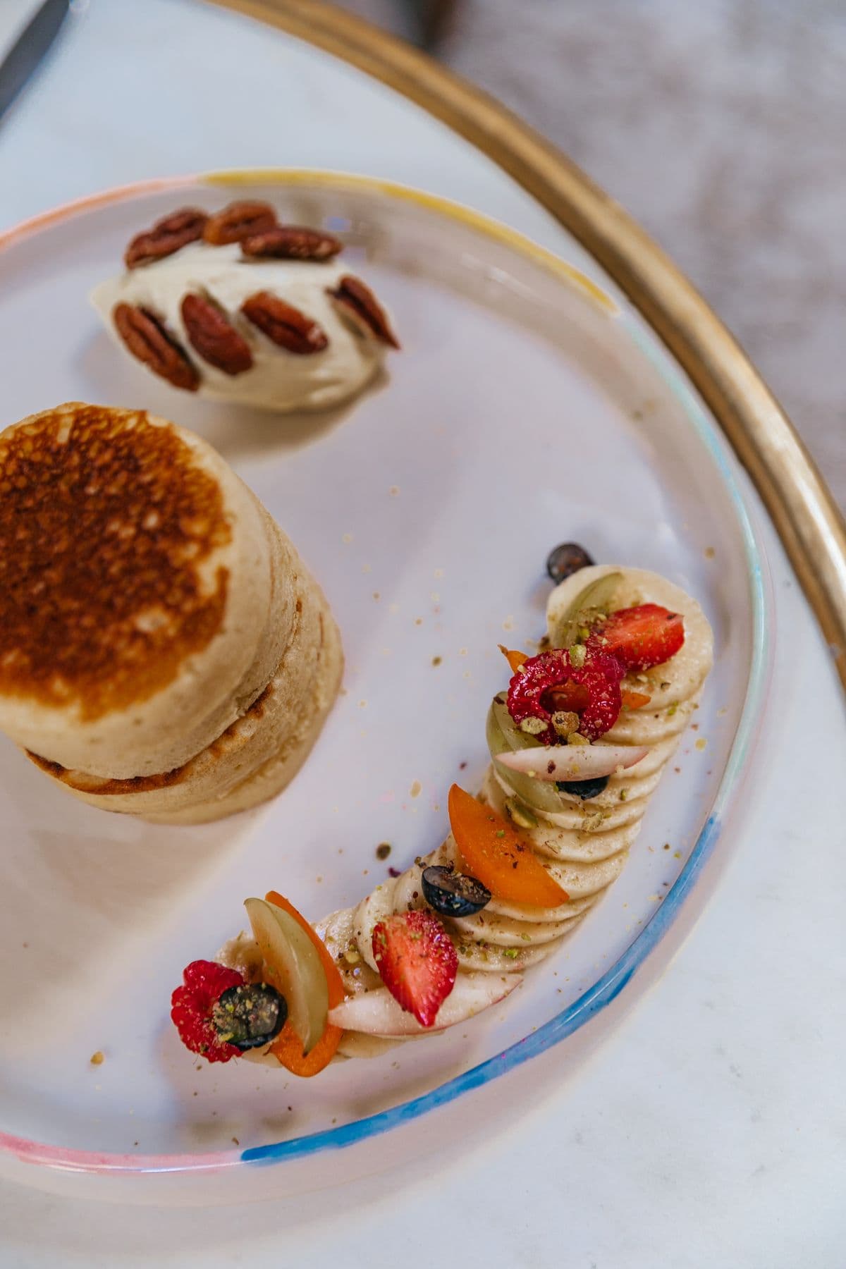 Pile de pancakes accompagnée de fruits frais et de mascarpone