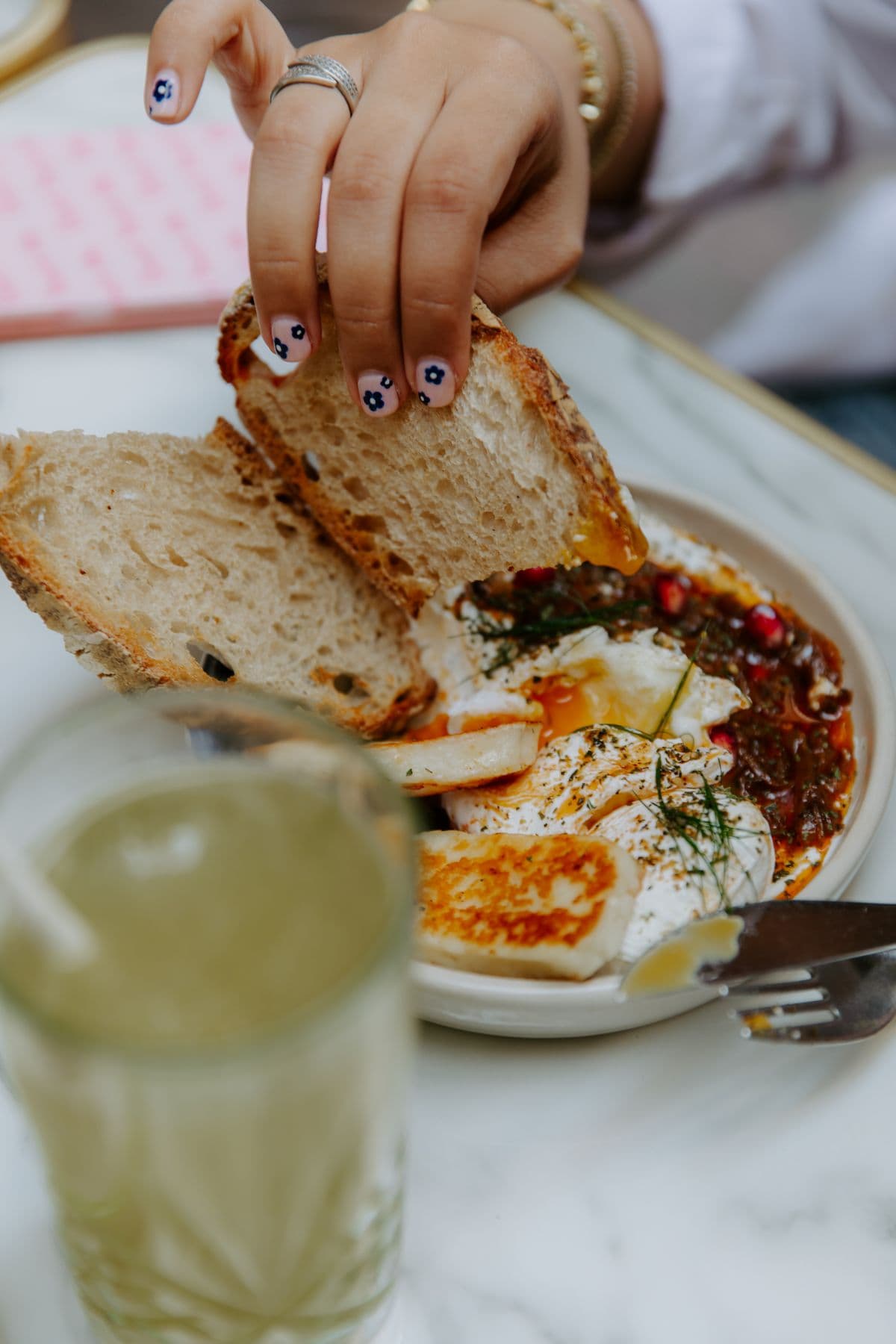 Assiette de turkish eggs avec labneh, œufs pochés et halloumi